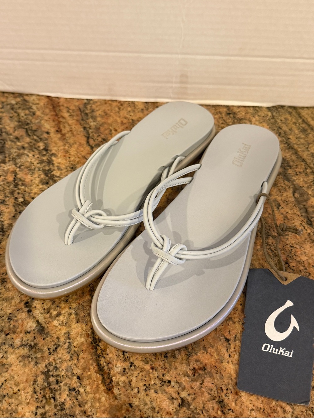 OluKai AKA Womens Iridescent Vapor SANDALS Flip Flops  Size 8  20509-ZDVP NWT